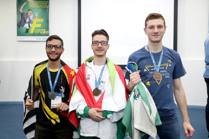 Leonardo (c) ainda participará de outra prova para garantir a vaga na delegação brasileira. Foto: André Kopsch