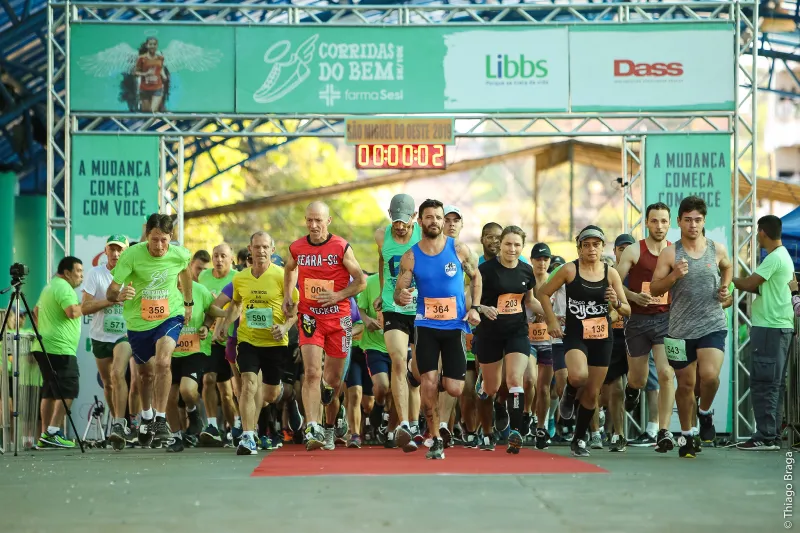 Participantes disputaram provas de 5 e 10 quilômetros, além de caminhada e maratoninha kids (Foto: Thiago Braga)