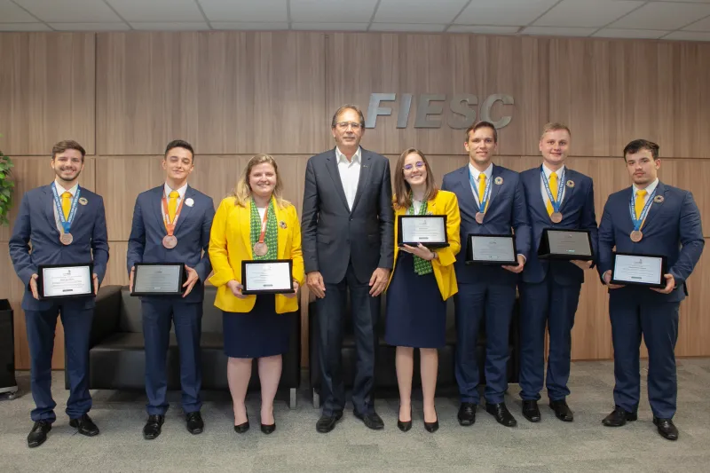 O presidente da FIESC, Mario Cezar de Aguiar, com os competidores do SENAI/SC. Foto Filipe Scotti 