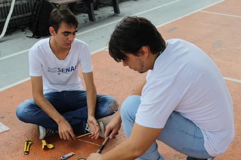Josué (e) já ganhou medalha de ouro e bronze e menção honrosa na Olimpíada Brasileira de Matemática. Foto: Divulgação FIESC