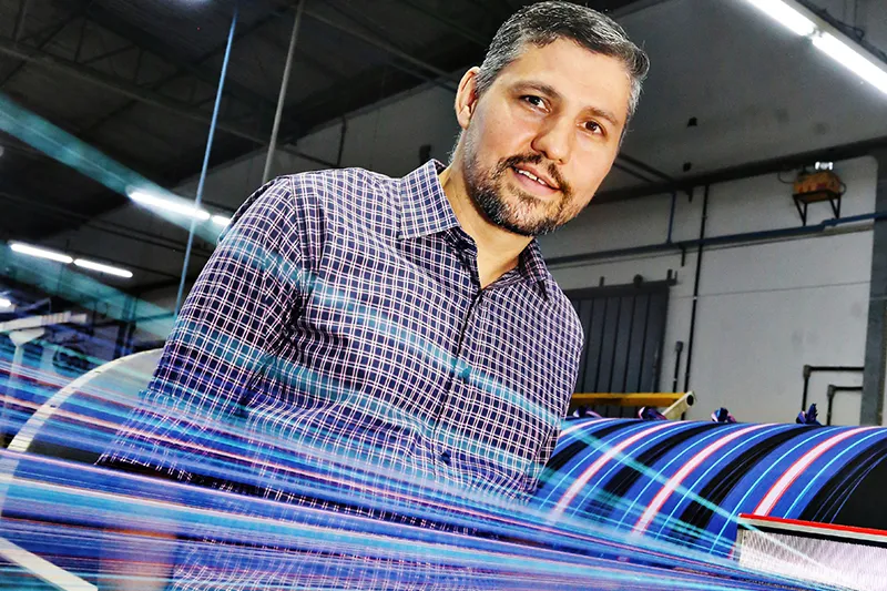 “Só estou na mesma empresa há tanto tempo porque sempre desfrutei da possibilidade de continuar aprendendo e aplicando o que aprendi” - Anísio Oscar da Silva, 44 anos, gerente industrial da RenauxView