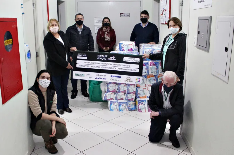 4,5 mil fraldas geriátricas foram doadas ao Asilo Lar Menino Deus. Foto: Nilton Wolff