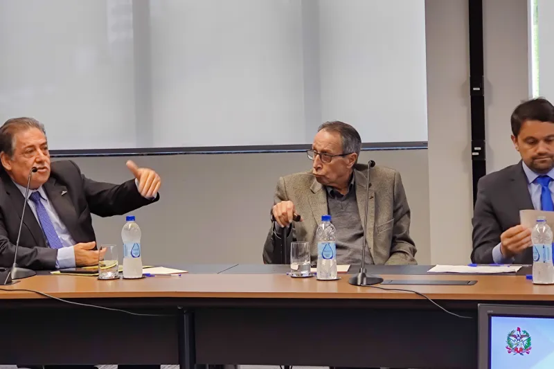 Presidente da Jucesc, Juarez Domingues Carneiro (esq.) (foto: Elmar Meurer)