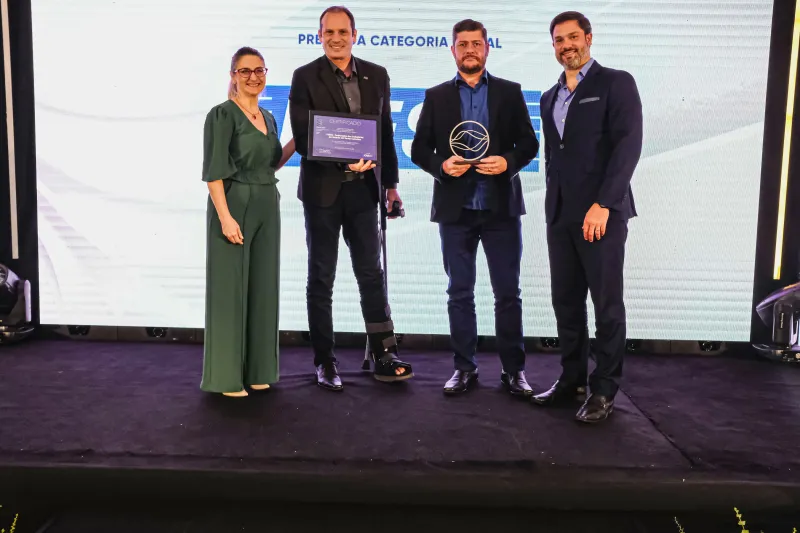 Ricardo Oenning, diretor da Tecelagem Norte Catarinense, recebe o troféu pelo projeto Retalhos do Bem. Foto:  Elizandro Giacomini