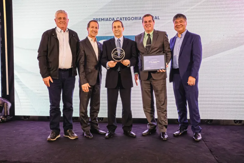 SESI e Alcaplas recebem troféu pelo projeto Tampinha do Bem. Foto: Elizandro Giacomini