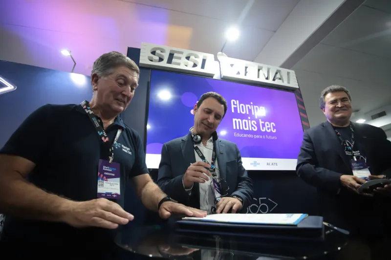 Termo que autoriza a realização do programa na Capital foi assinado durante o Startup Summit. Foto: Pedro Perez/PMF