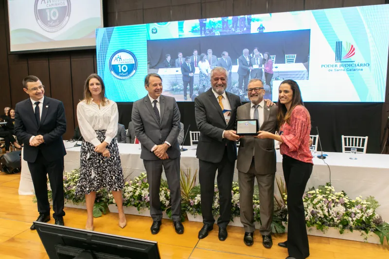Com 32 aprendizes contratados desde 2020, a Sul Catarinense foi homenageada por ser a maior empregadora de jovens egressos do Novos Caminhos. Foto: Filipe Scotti