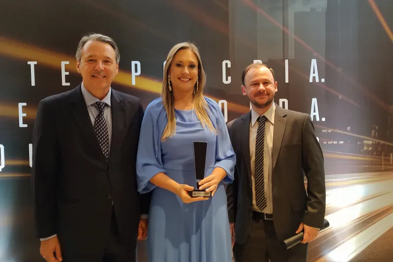Diretor da FIESC, Carlos José Kurtz (à esq.), Adriana Cassol, gerente-executiva de educação SESI SENAI, e Rômulo Azevedo, gerente de educação profissional (foto: Elmar Meurer)