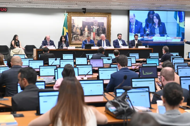 CNI alerta para riscos econômicos em debate sobre redução da jornada na CCJC da Câmara