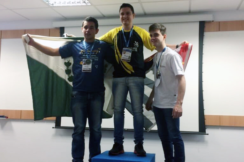 Allan Scholze festeja o ouro em fresagem CNC