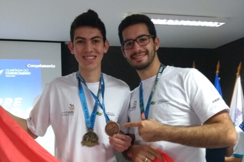 Jonas Gabriel Rosa (e), de Blumenau, bronze em construção em alvenaria