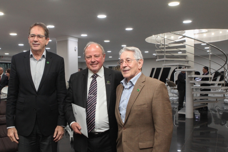 Mario Cezar de Aguiar (esq.), Cesar Olsen (centro) e Glauco José Côrte (dir.) em visita à empresa Olsen (foto: Filipe Scotti)