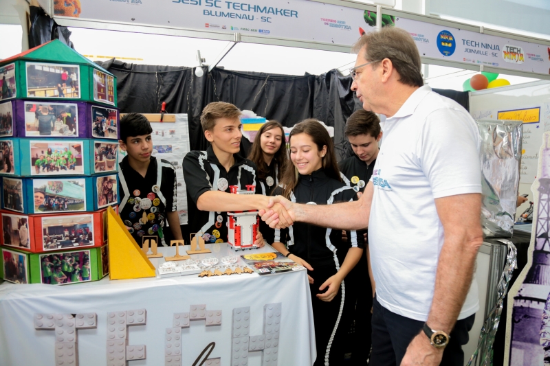 Aguiar conheceu alguns dos projetos de pesquisa desenvolvidos por estudantes do torneio da FLL. Foto: Rodrigo Parucker/Grazieli Scottini