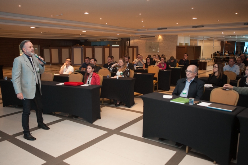 Albano Schmidt apresentou o mapeamento da cadeira de reciclagem. Foto: Filipe Scotti