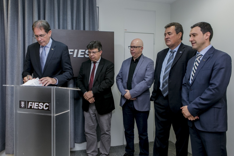 Termo de cooperação foi assinado na reunião de diretoria da FIESC, nesta sexta-feira (22). Foto: Fernando Willadino