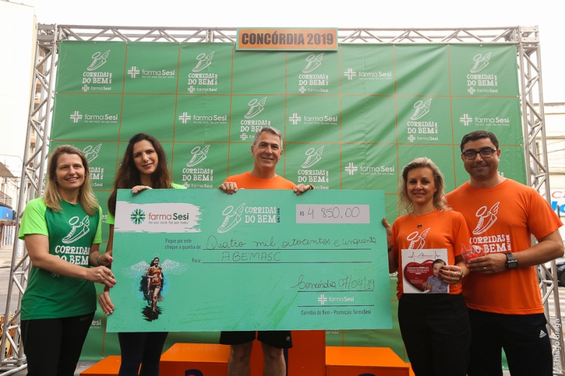 ABEMASC foi a entidade beneficiada com os resultados financeiros da corrida este ano. Foto: Thiago Braga
