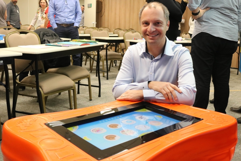 Mesa interativa da Playmove atende crianças de 3 e 10 anos de idade. 