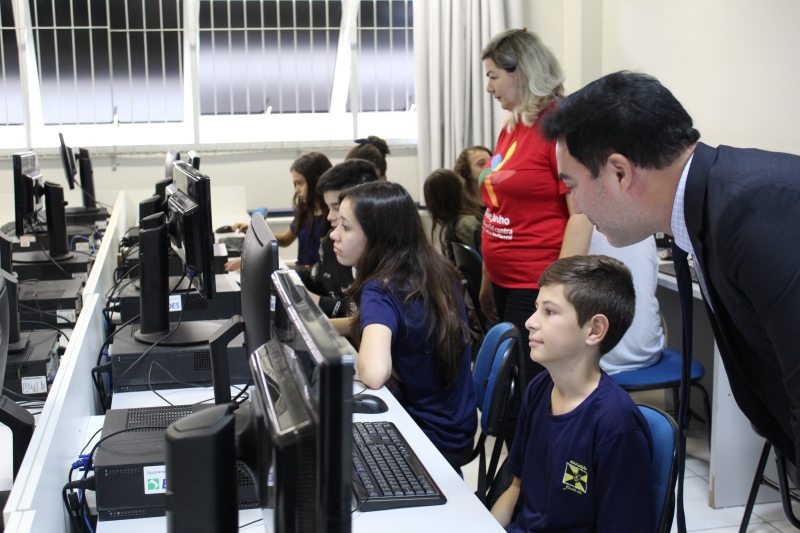 Alunos de Itajaí em visita ao laboratório do SENAI. Foto: Midia Press
