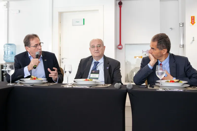 Aguiar, da FIESC (esq.), Peretz Lavie, de Israel (c), e ministro Manuel Heitor (foto: Filipe Scotti)