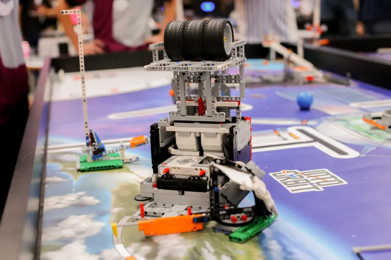 Robôs construídos por alunos de todo o estado participam de desafio preparatório para o torneio da FLL. Foto: Rodrigo Parucker