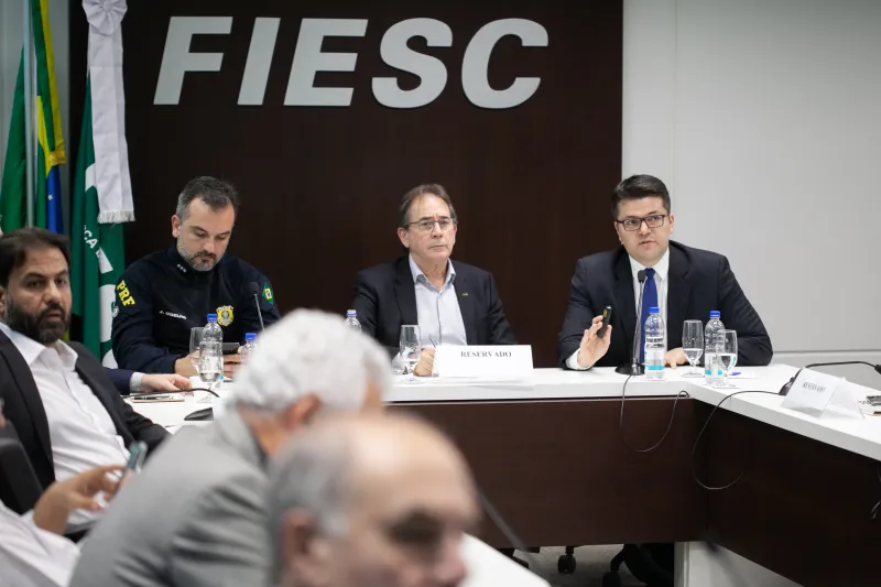 Superintendente da Polícia Rodoviária Federal em SC, Jean Coelho, e procurador do Estado, Alisson de Bom de Souza, participaram de encontro na FIESC nesta quarta (2) (Foto: Filipe Scotti)