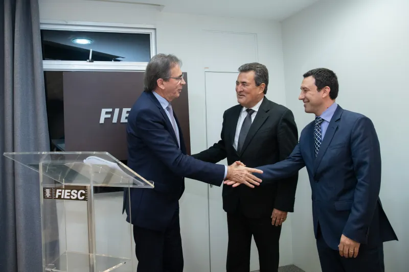 Presidente da FIESC, Mario Cezar de Aguiar (e), e diretores do SEBRAE, Carlos Henrique Ramos Fonseca (c), e do SENAI, Fabrizio Machado Pereira, assinam termo de cooperação. Foto: Filipe Scotti