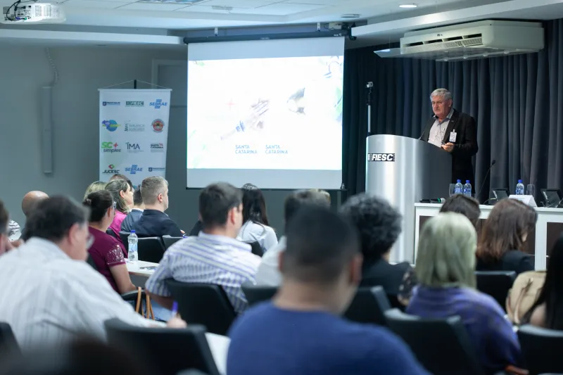 Célio Bayer, presidente da Câmara da Micro e Pequena Indústria da FIESC, ressaltou a importância da integração das organizações públicas e privadas no apoio às empresas de micro, pequeno e médio portes. Foto: Filipe Scotti