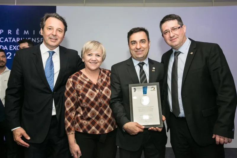 Carlos Kurtz (e), diretor institucional FIESC, Isabel Machado, do Movimento Catarinense pela Excelência, Adilson Campos, do SIMEC, e Leonardo da Costa, da FIESC. Foto: Renato Gama