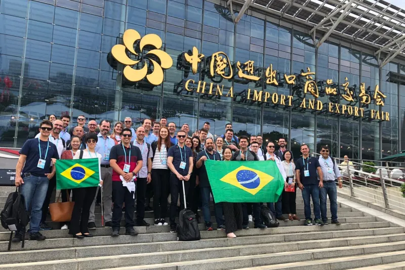 Grupo, liderado pela FIESC, na entrada da Feira de Cantão, em Guangzhou