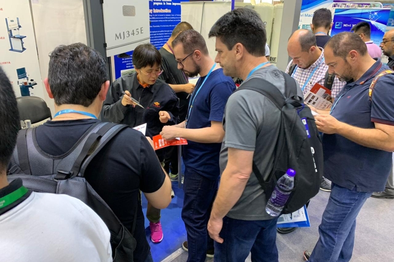 Integrantes da comitiva em visita a estandes, na Feira de Cantão