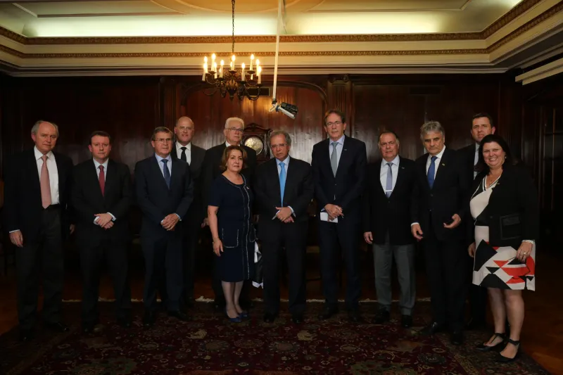 Comitiva catarinense com o ministro, no Rio de Janeiro (foto: Guarim de Lorena)