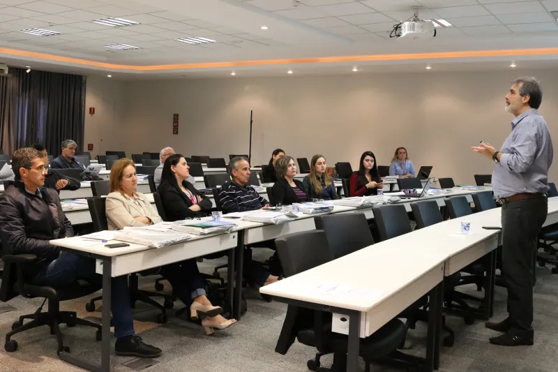 Participam da oficina profissionais de sindicatos da construção