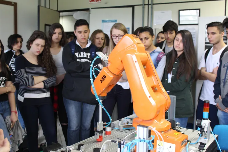 Em visita aos laboratórios didáticos, estudantes conhecerão ferramentas utilizadas nos cursos oferecidos pela entidade. Foto: Débora Claudio