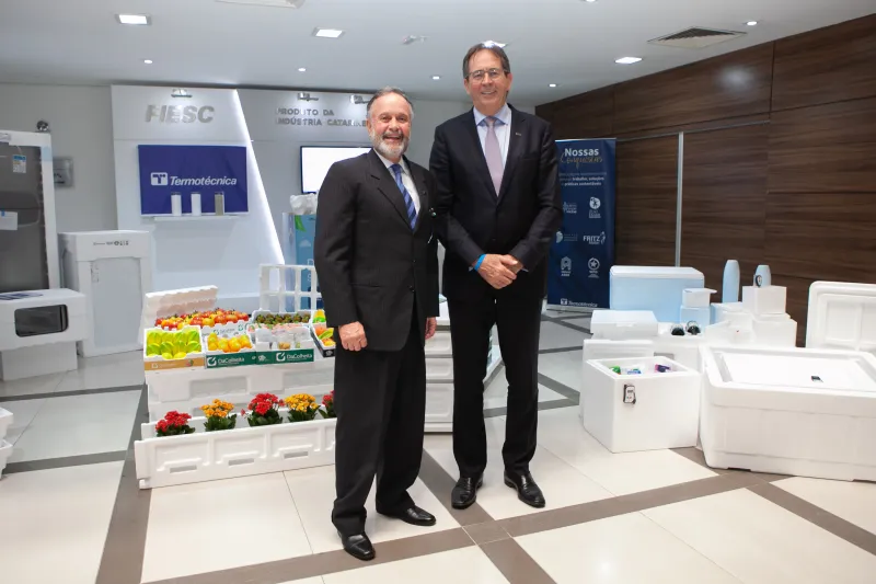 Albano Schmidt, presidente da Termotécnica, e Mario Cezar de Aguiar, presidente da FIESC, no Espaço Indústria. Foto: Filipe Scotti)