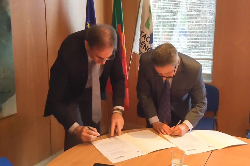 Presidente da FIESC, Mario Cezar de Aguiar (esq.), e o reitor da universidade, João Sàágua, assinam o termo de parceria