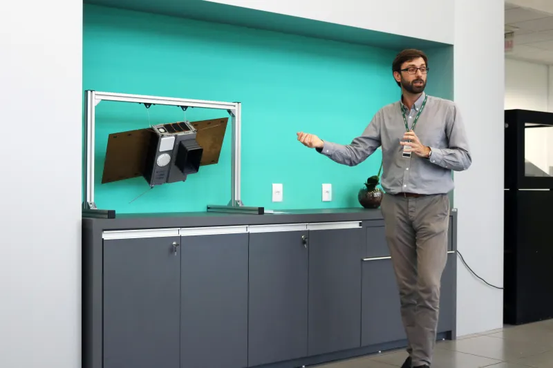 Comitiva conheceu projetos do Instituto SENAI de Inovação em Sistemas Embarcados, como é o caso do primeiro satélite da indústria brasileira. Foto: Ivonei Fazzioni