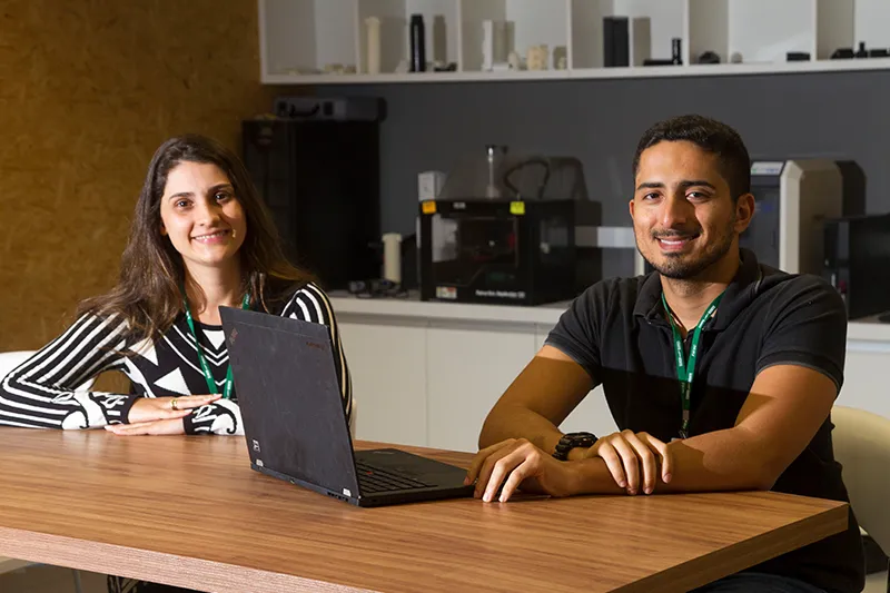 Magna e Carlos Fernando: aplicação de conhecimento acadêmico em soluções para a indústria.