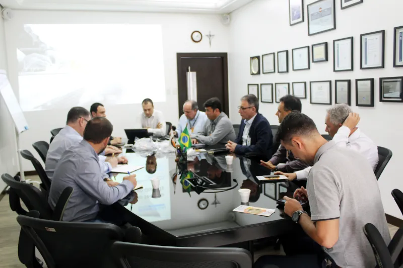 Reunião foi realizada na Zen e participantes visitaram a fábrica que já atua com a colaboração de robôs. Foto: Rúbia Guedes