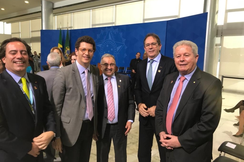 Lideranças políticas e empresariais durante solenidade no Palácio do Planalto