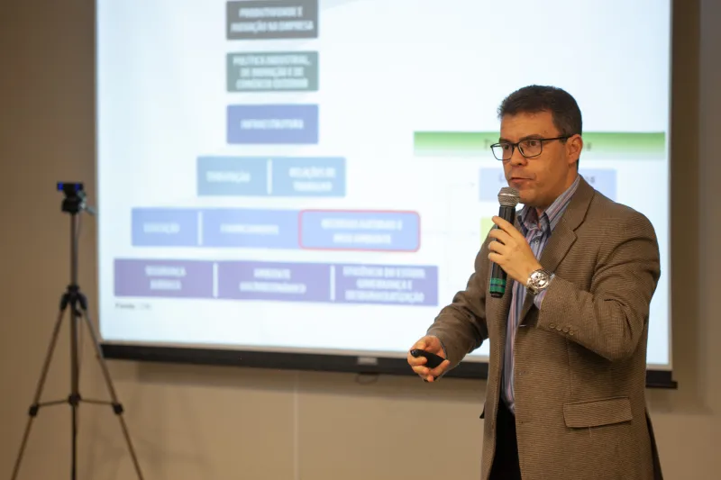 Especialista da CNI, Marcos Cantarino, em apresentação na FIESC (foto: Filipe Scotti)