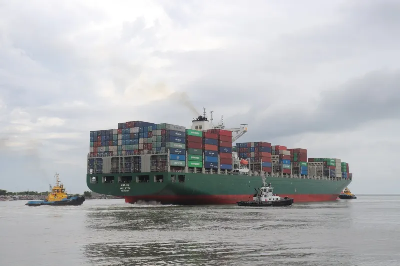 Navio realizou a manobra especial nesta quinta-feira (16) (foto: Dai Fagundes/APMT2)