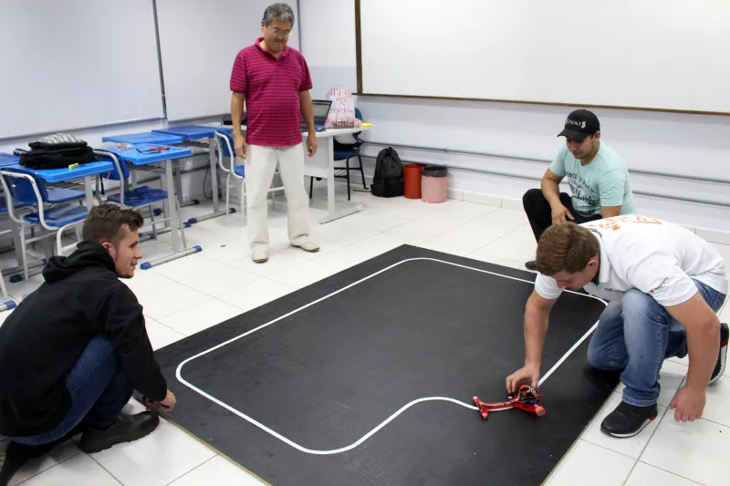 Equipe acerta os últimos detalhes dos robôs. Foto: Debora Claudio