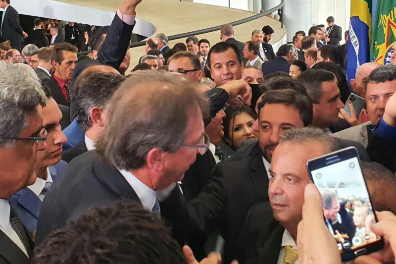 Presidente da FIESC, Mario Cezar de Aguiar (esq.), cumprimenta o novo ministro do Desenvolvimento Regional