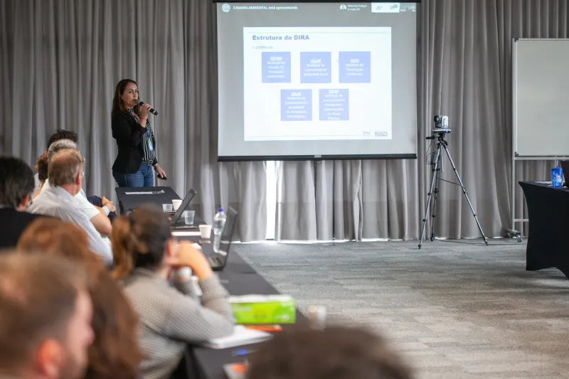 Diretora de licenciamento do IMA, Gabriela Brasil dos Anjos, durante apresentação na reunião da Câmara de Meio Ambiente da FIESC (foto: Filipe Scotti)