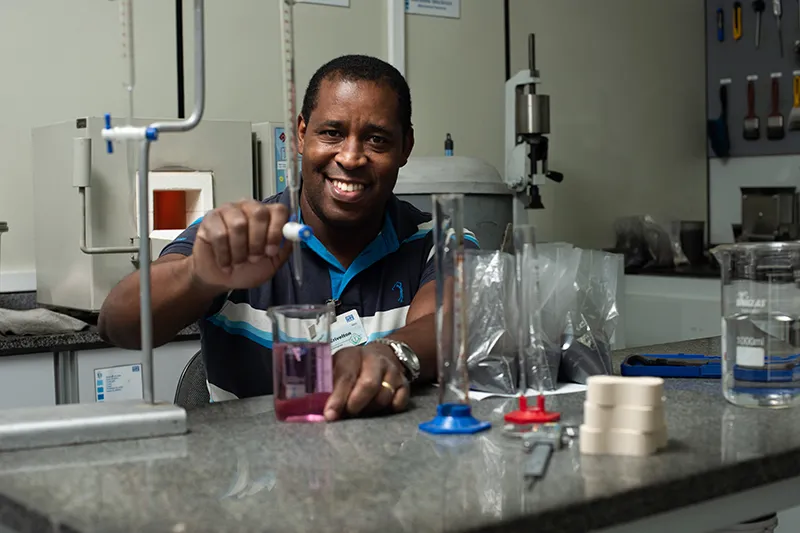 “Vejo perspectivas para o futuro que nunca imaginaria aos 35 anos, quando comecei a trabalhar na WEG” - Erivelton Gonçalves, 43 anos, laboratorista da WEG