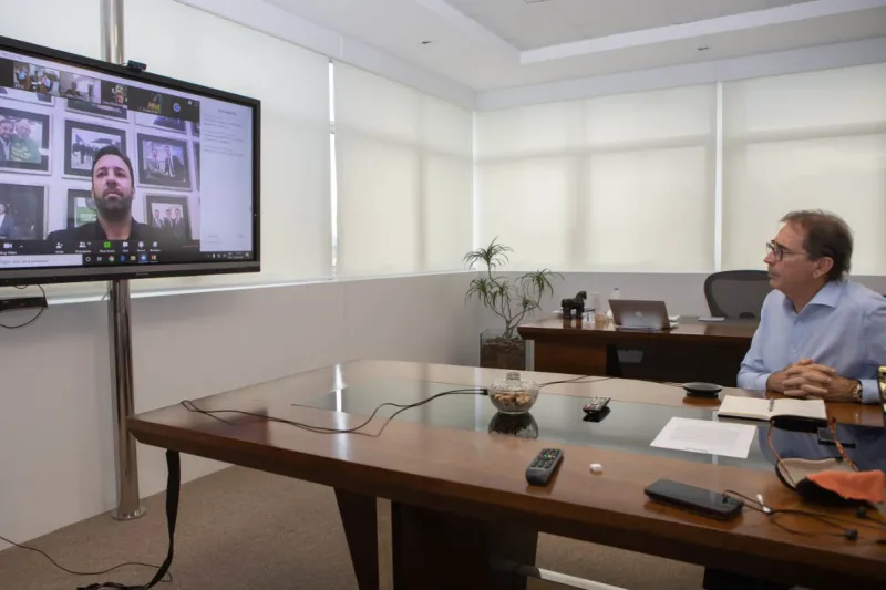 Presidente da FIESC, Mario Cezar de Aguiar, diretoria da Federação e representantes do Fórum Parlamentar Catarinense se reuniram por videoconferência (Foto: Filipe Scotti)