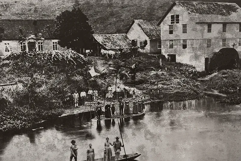 Nos anos 1880 as primeiras indústrias são criadas por imigrantes alemães e italianos. Na foto de 1895, a fábrica têxtil Karsten, fundada em 1882, na Colônia Blumenau
