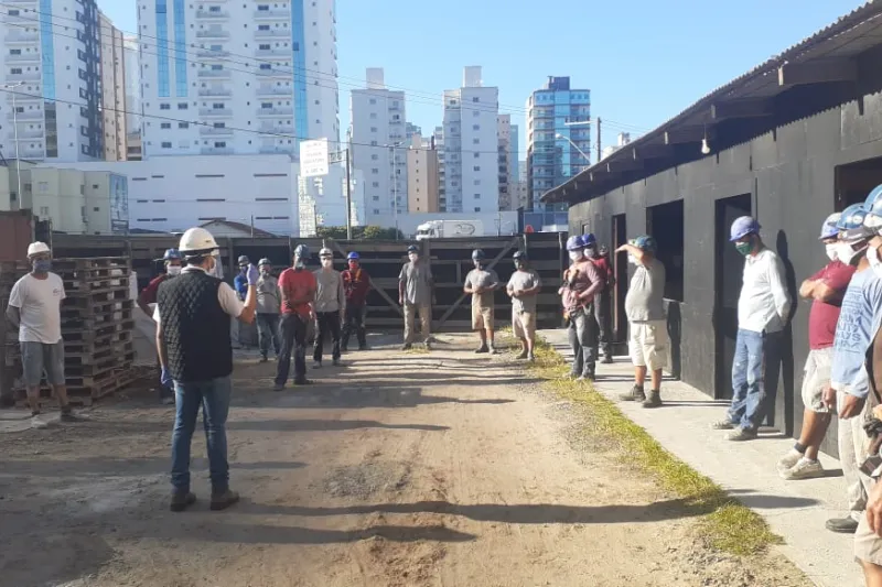 Orientações são repassadas aos trabalhadores por equipes de saúde e segurança do SESI