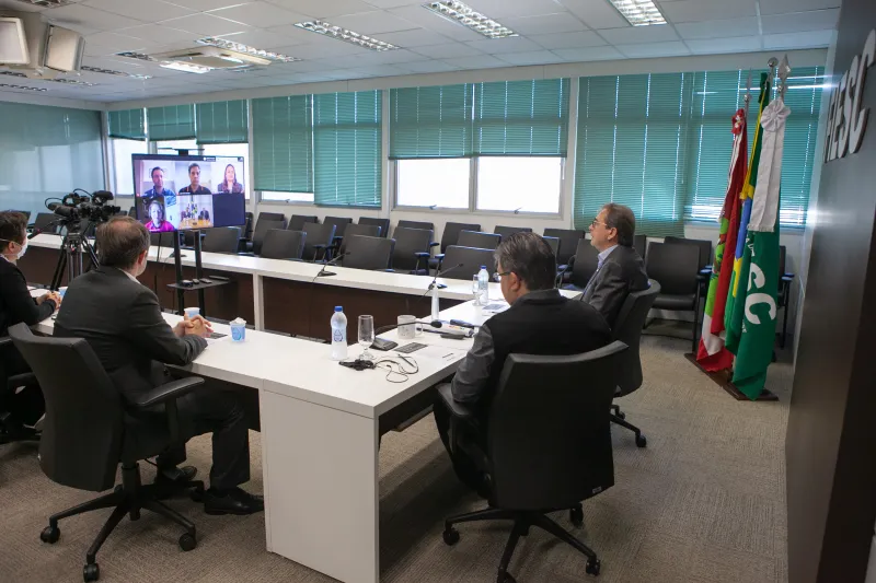 Mario Cezar de Aguiar (d):  uso de informações fornecidas pelo uso intensivo de tecnologia aeroespacial pode auxiliar em muito as ações do agronegócio. Foto: Filipe Scotti