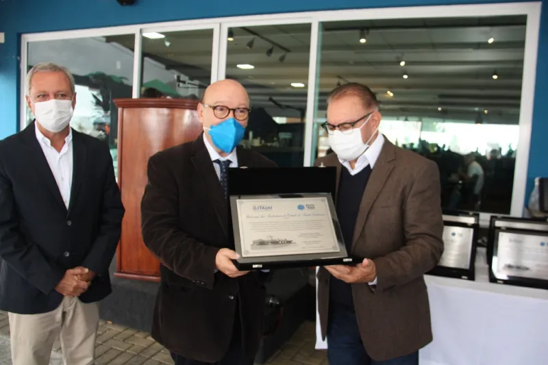 Secretário-executivo da Câmara de Assuntos de Transporte e Logística da FIESC, Egídio Martorano (c), recebeu a homenagem  (foto: Marcos Porto)